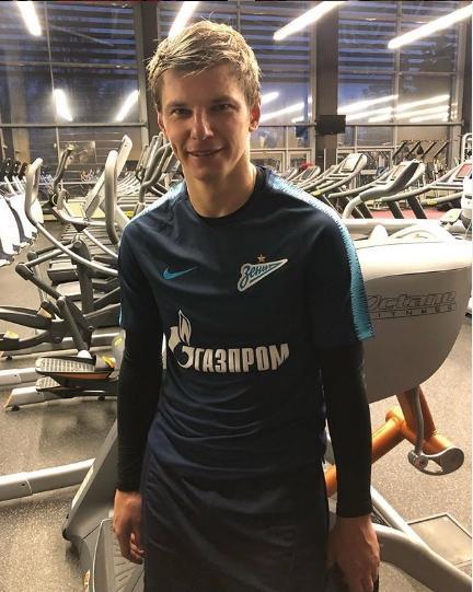 «Бабушка судится с внучкой»: Аршавин выселил экс-супругу с тремя детьми из особняка