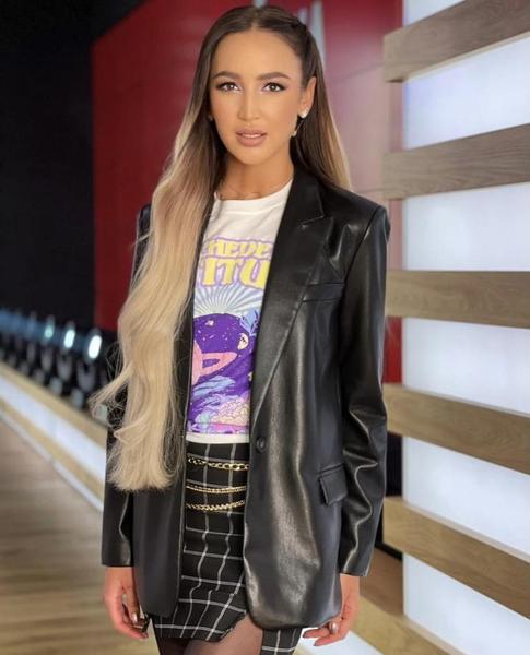 «Только не это»: подписчики не разделили мечту Бузовой исполнить гимн России