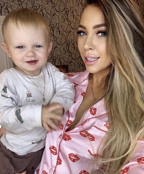 «Температура под 40»: сына Алены Рапунцель госпитализировали