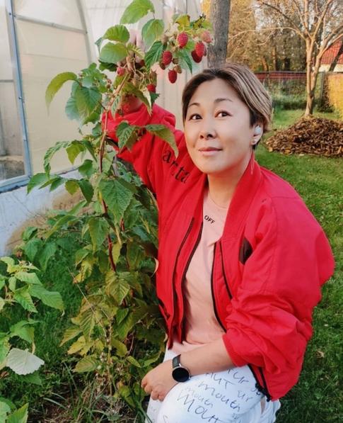 «На грядках растет все: от картошки до малины»: Жасмин, Цой и другие звезды, открывшие дачный сезон