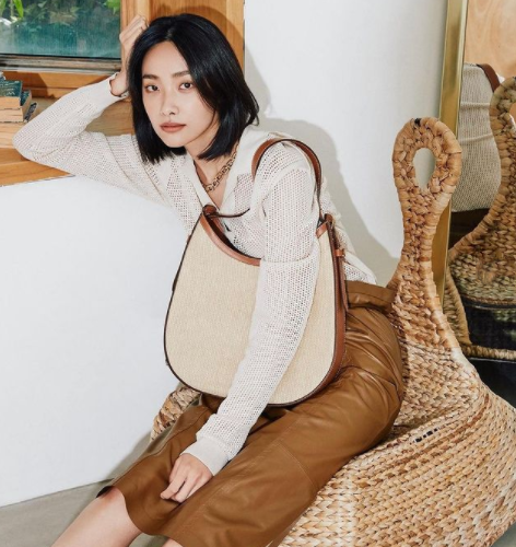 Как носить: сумки-хобо и жемчуг в casual-комплектах