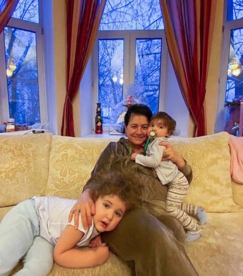 Не только Наоми: звезды, которые смогли стать родителями после 50