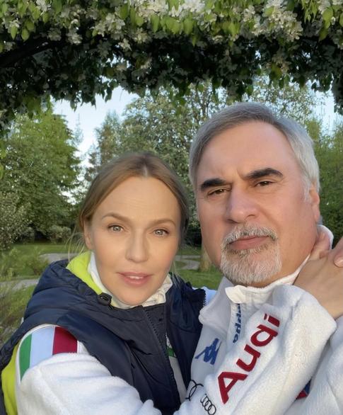 Альбина Джанабаева впервые вышла в свет после родов