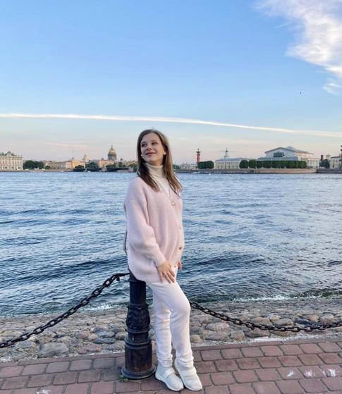 Лиза Арзамасова поделилась архивным фото с мамой