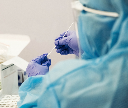 Эксперты: COVID−19 может превратиться в более легкую болезнь