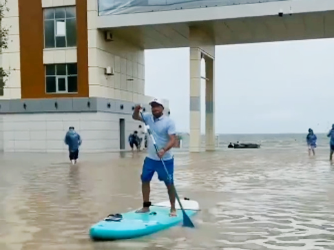 «Самое страшное всплыло!»: дома на российских курортах затопило содержимым канализации