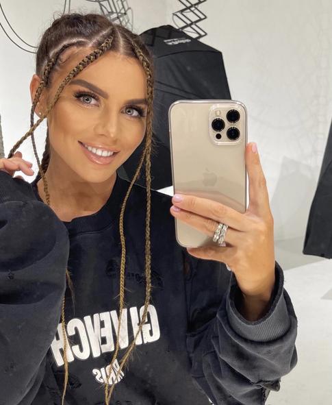 Анна Седокова призналась, что тяжело воспитывать дочь на расстоянии