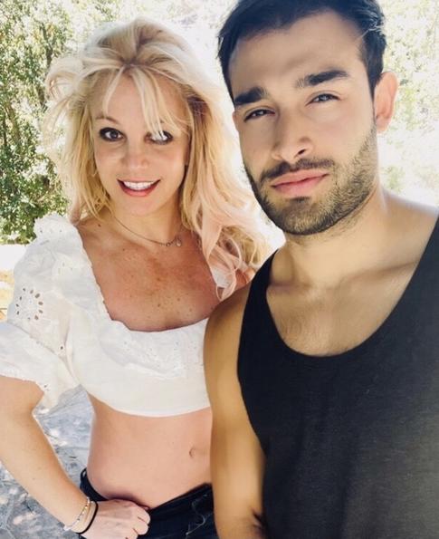 Бритни Спирс объявила о помолвке с молодым бойфрендом