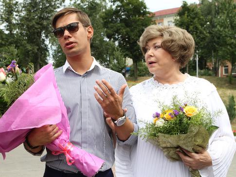 «Ему плевать»: помощница Эдиты Пьехи заявила, что внук артистки три года не навещал ее