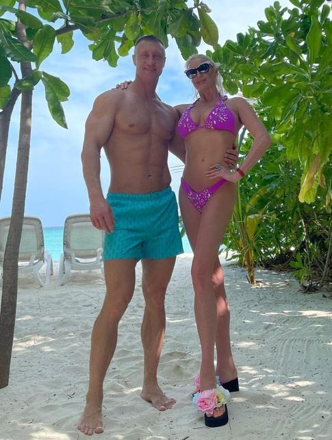 Волочкова на остановке общественного транспорта, Арзамасова — на лыжах: как звезды провели Рождество