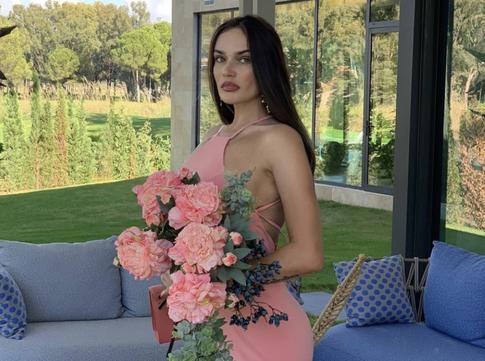 Водонаева в мокром бикини прижалась грудью к полуголой подруге