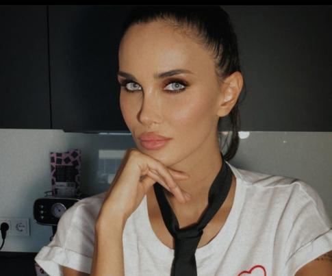 Алана Мамаева похвасталась необъятной грудью в спальне