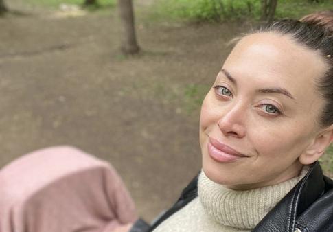 Наталья Фриске вместе с дочкой и отцом улетела из страны