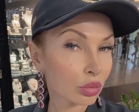 «Контент 18+»: Бледанс похвасталась голой грудью, просвечивающейся сквозь топ