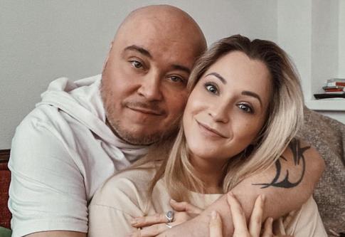 «Долго пробовали самостоятельно»: Доминик Джокер с женой готовятся к ЭКО