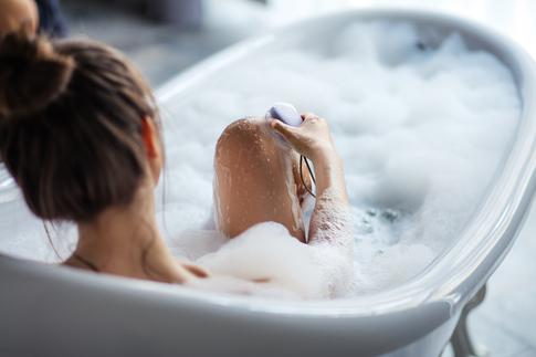 Целлюлит, уходи: какие бьюти-средства и процедуры помогут избавиться от «апельсиновой корки»