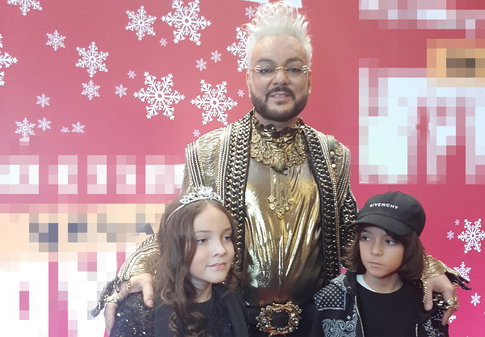 Кадры недели: Киркоров выгулял детей и юбку, а Епифанцев показал жену на 23 года моложе