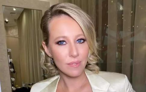 Кинозал, ковры и советская мозаика: Собчак показала свой загородный дом