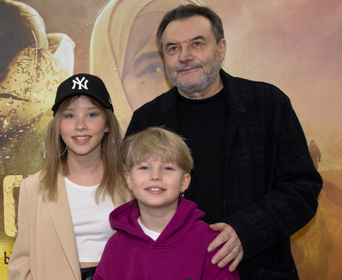 Кадры недели: Учитель рассказал о талантах дочерей, а Валюшкина — об уборке снега