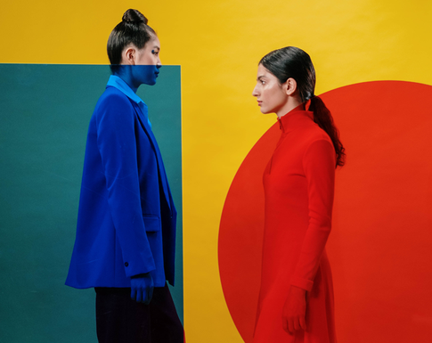 Дерзкие оттенки и гладкий пучок: тренды в прическа× 2022