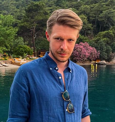 «Я в 27 часах лета»: Никита Ефремов покинул пределы России