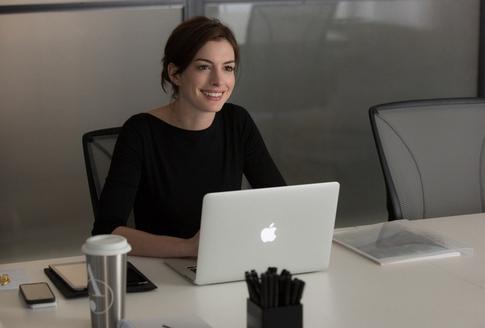 Спину не держите, сворачивайтесь удобно: как на самом деле нужно работать за компьютером, чтобы сохранить осанку