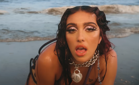 Дочь Мадонны обнажила грудь и села на шпагат