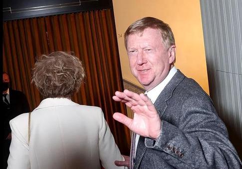 Брат Чубайса рассказал о его состоянии: «Сам держит телефон и пишет»