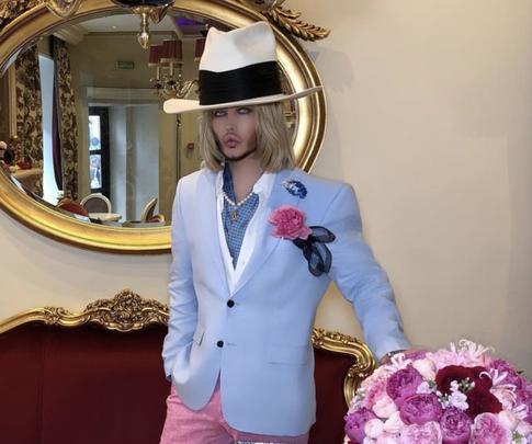 59-летний Зверев показал себя в шортах