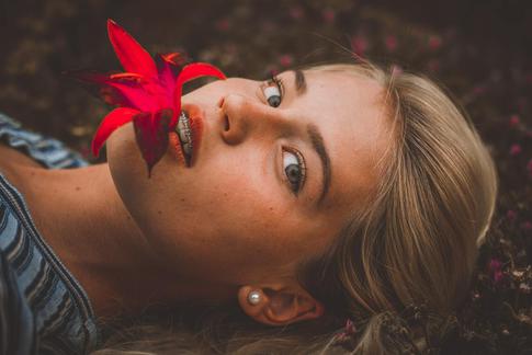 Одним гвоздики, другим — кольца: как выбрать украшения по форме лица