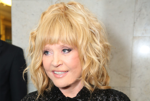 Кадры недели: Пугачева показала свои лекарства, Нюша сверкнула глубоким декольте