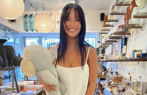 Молодая жена Цекало оголила необъятную грудь на пляже