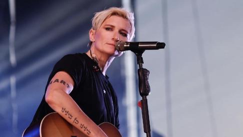 Арбенина устроила скандал на сцене и послала организаторов