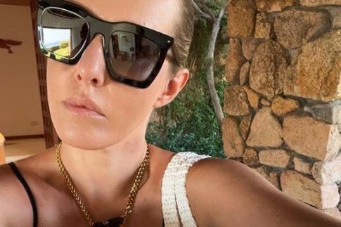 «Рука-то поплыла»: Собчак высмеяли за попытки скрыть недостатки фигуры в бикини