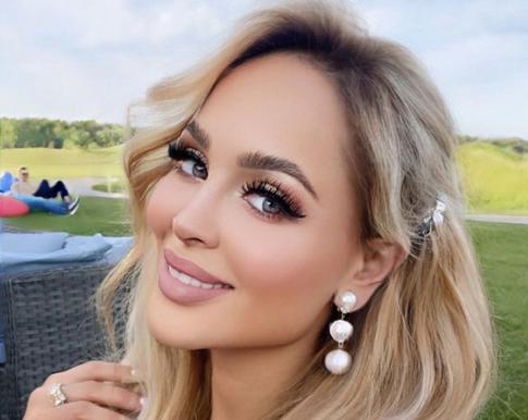 Анна Калашникова впечатлила сочной грудью в откровенном купальнике