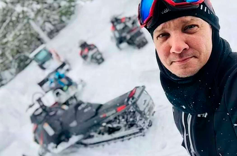 В синяках, дышит через трубку: звезда «Мстителей» Джереми Реннер показал селфи из больницы