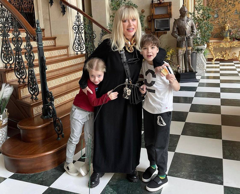 Кадры недели: Пугачева приучает сына к тяжелому труду, Малахов отметил 51 год на колесах