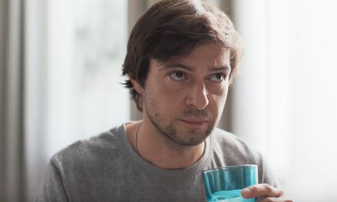 Избитый из ревности Александр Баршак чувствует себя лучше