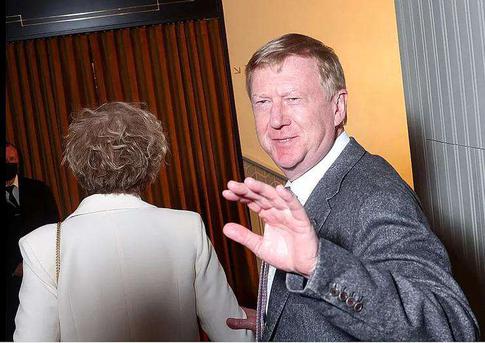 Чубайс с женой наслаждался обедом в аэропорту Дубая