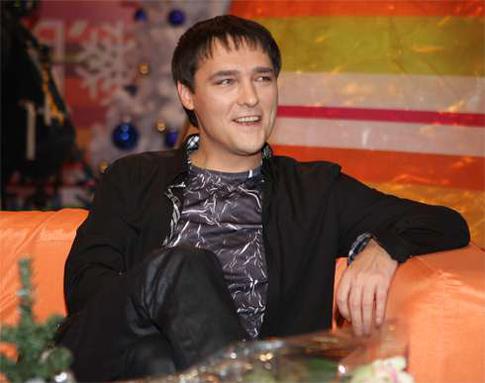 Вдова Шатунова разрыдалась на его памятном концерте