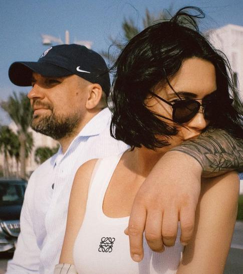 Вася Баста подарил любимой женщине кроссовки и Роллс-Ройс