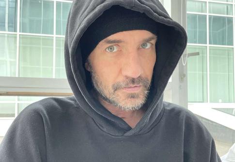 Костомаров написал бионической рукой трогательное послание маме