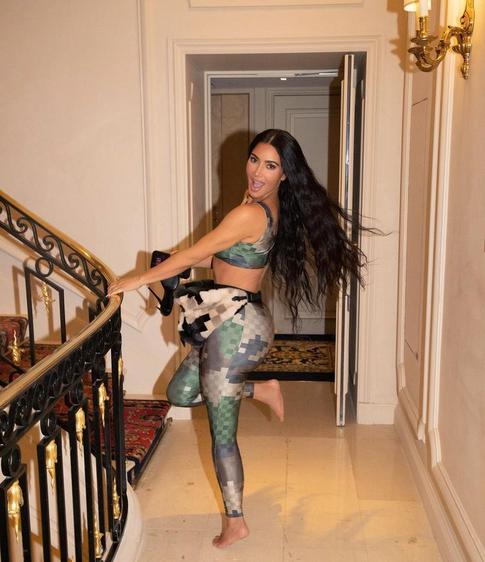 Ким Кардашьян внезапно осталась без штанов