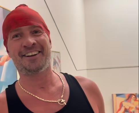 «Хочу через две шагнуть»: Костомаров показал, как бегает по лестнице