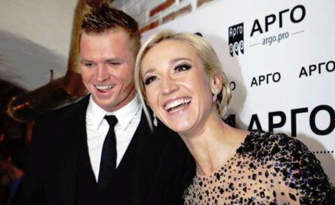 Униженная Бузова резко ответила Тарасову после скандала с костюмом пингвина