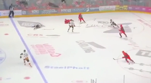 Страшная трагедия во время матча: Адаму Джонсону перерезали коньком горло