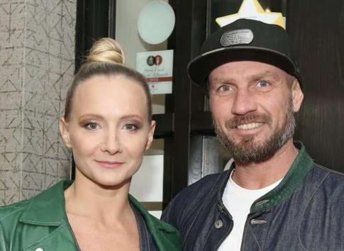 «Не стесняется протезов, ест из рук жены»: Роман Костомаров с супругой вышли в свет