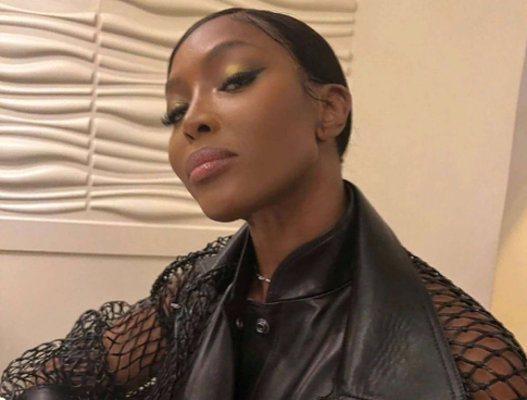 53-летняя Наоми Кэмпбелл похвасталась кольцом с бриллиантом на безымянном пальце