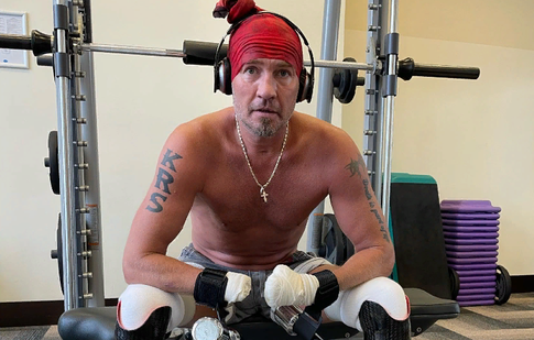 «Не ожидали?»: Костомаров запел и довел до слез российских звезд