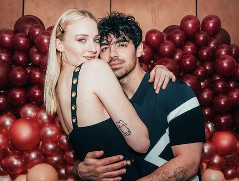 Софи Тернер встретит Новый год с детьми